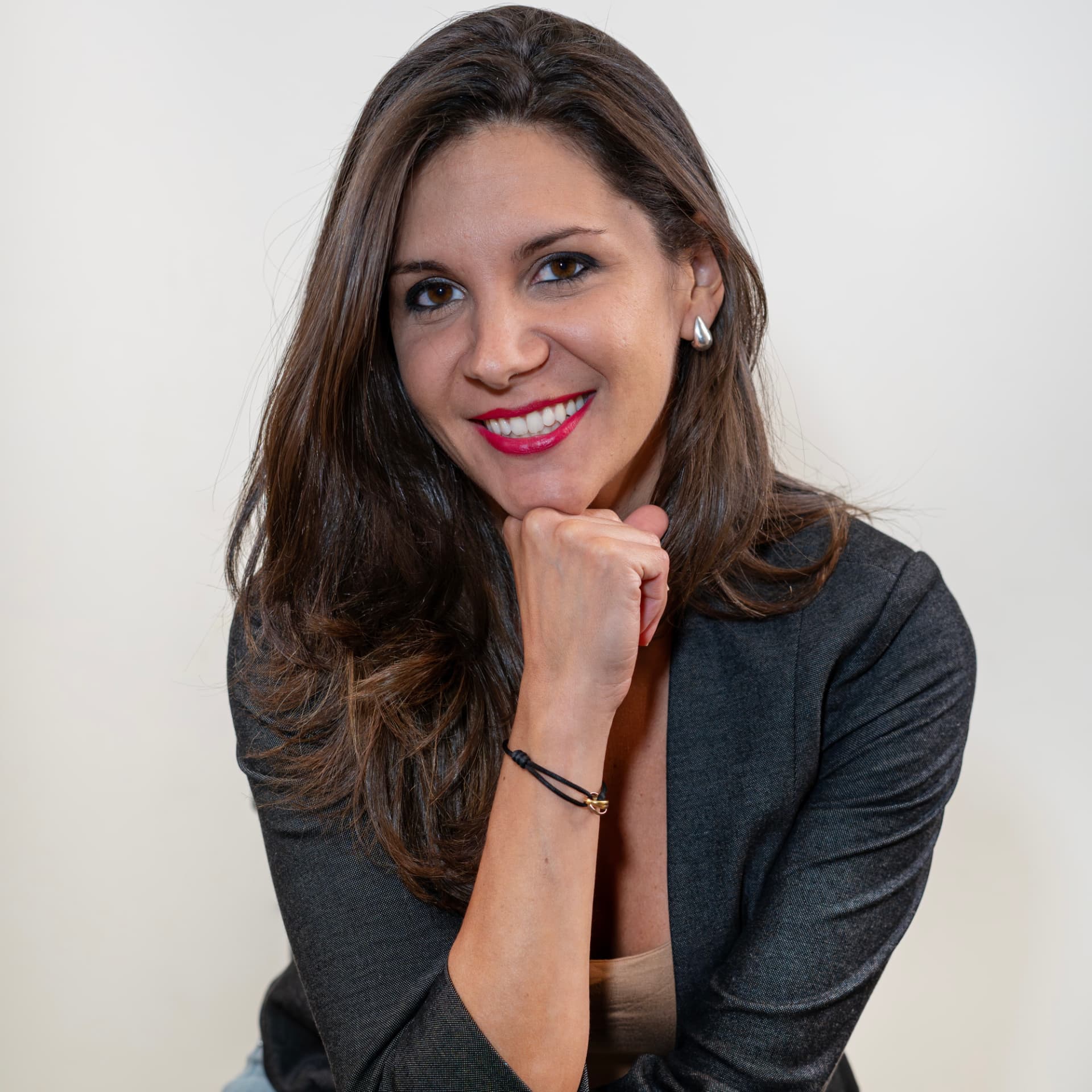 Retrato de Adriana Mata, cofundadora de Capitaliza LATAM