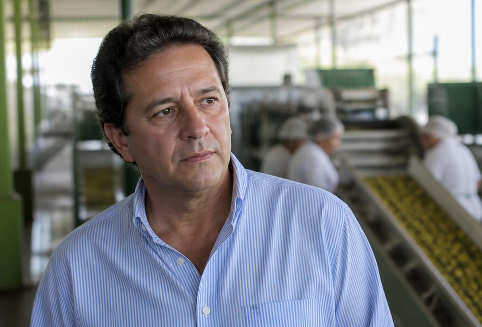 Retrato ilustrativo de Ricardo Salvatierra en una operación agroindustrial